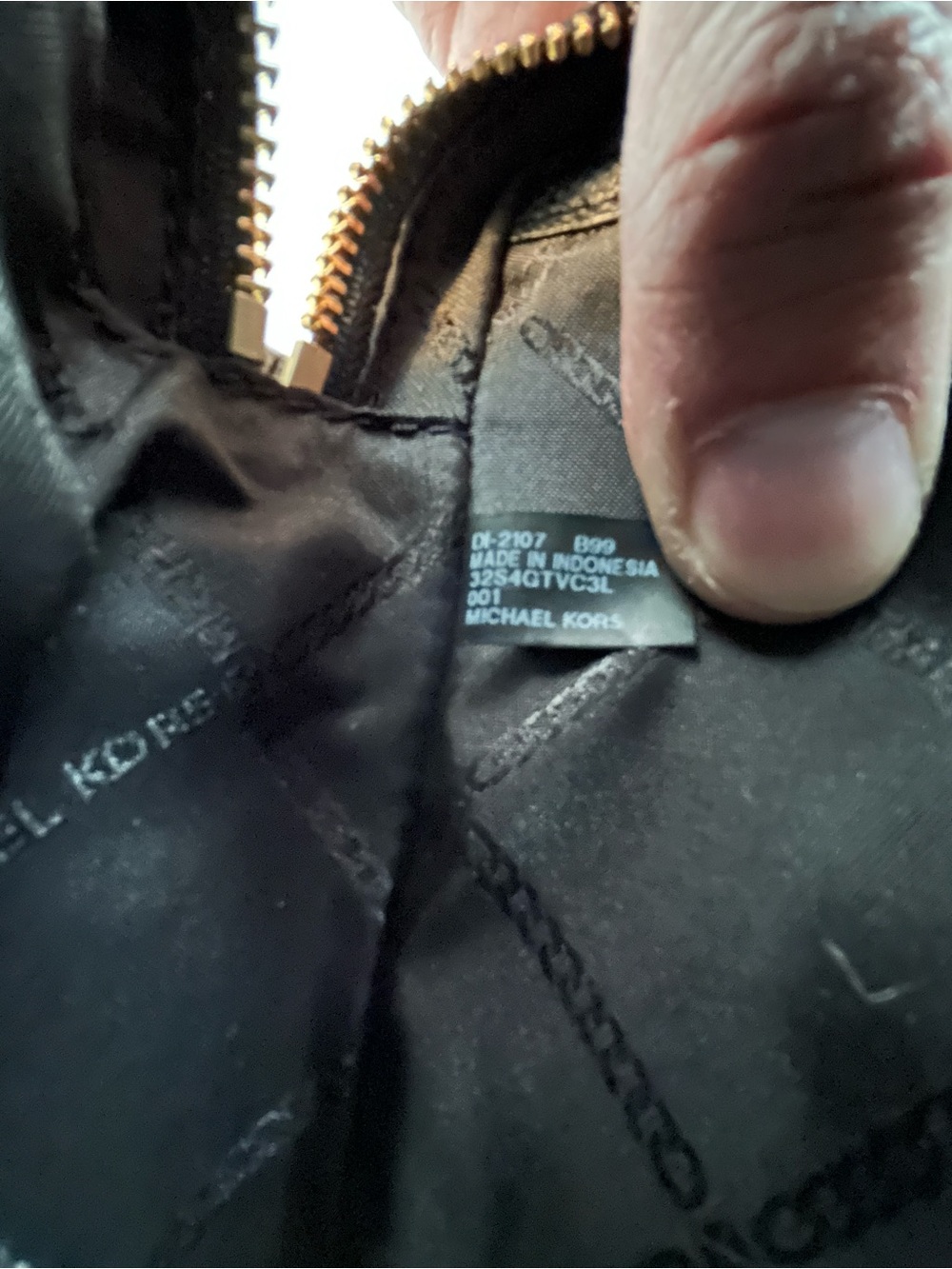 Michael Kors Black Leather Jet Set Santiago Crossbody with Gold Hardware - Picture 9 of 10